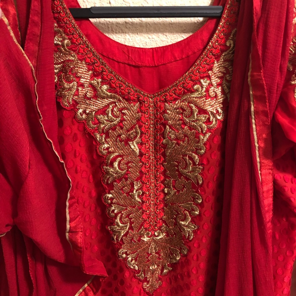 Indian/Pakistani saree/sari Dress and Shawl Small Red embroidered - Picture 2 of 7